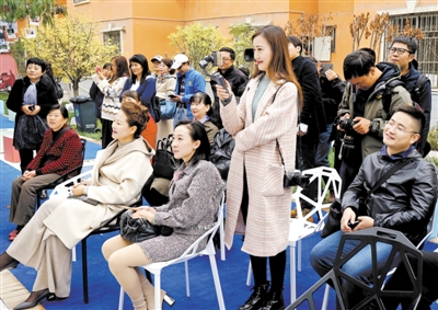 <p>　　宁夏日报客户端记者刘楠（右二）在活动现场进行直播。融媒体时代的记者，是“斜杠青年”，他们是记者、编辑、摄影，还是主播……</p>