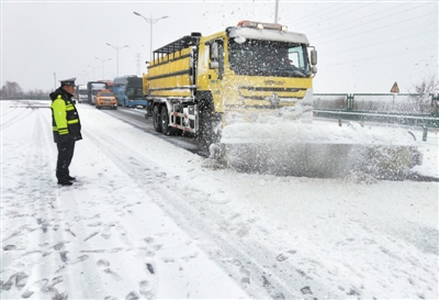 <p>　　11月16日10时，高速交警联合路政部门及时清除辖区路段积雪。</p>
