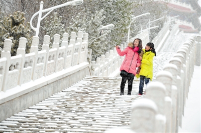 <p>　　原州区古雁岭，市民在雪中拍照留念。　　　　　　</p>
