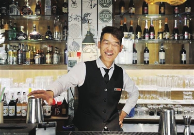     韩伟<br/>　　银川茉莉音乐餐厅饮料师：“2019年，希望能成为调酒师，工资再高一点。”