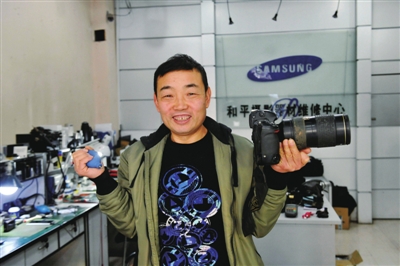     杨志勇<br/>　　银川市兴庆区和平摄影器材维修中心工程师：“2019年，希望继续为更多摄影师做好摄影器材保养服务，让他们拍出更多更好的大片。”