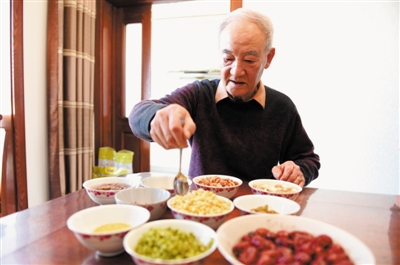<p>　　　　1月9日，唐世俊正在准备熬制腊八粥的原料。</p>