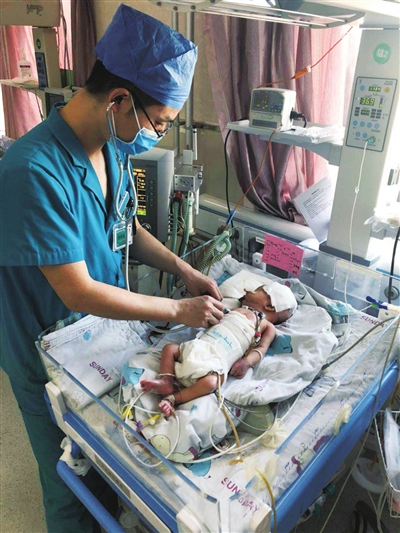 经过两场手术，女婴生命体征暂时平稳。    （图片由银川市第一人民医院提供）