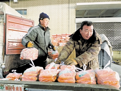 <p>　　商户正在装卸产自陕西的胡萝卜。</p>