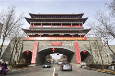 <p>　　县城各个城门张贴上大红春联。</p>