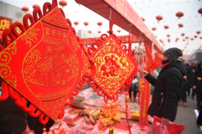 <p>　　年货大集上，各色年货一应俱全。</p>