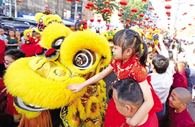 <p>　　　　2月5日，在缅甸仰光的唐人街街头，观看庆祝农历新年舞狮表演的女孩抚摸狮头祈求好运。　</p>
