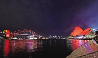 <p>　　　　2月4日晚，澳大利亚悉尼的悉尼歌剧院点亮象征吉祥的红色照明，庆祝中国农历新年到来。</p>