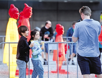 <p>　　　　2月5日，在新西兰首都惠灵顿，人们观看兵马俑造型彩灯。当日，为庆祝中国农历新年，一组兵马俑造型彩灯在新西兰国家博物馆门前展出。</p>