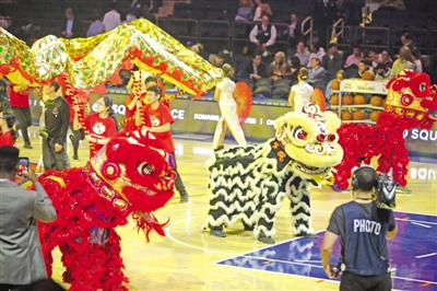 <p>　　　　2月5日，演员在中场休息时表演舞龙舞狮。当日，“中国之夜”活动登陆NBA纽约尼克斯队主场麦迪逊广场花园，让观众感受到中国农历新年的氛围。　均新华社发</p>