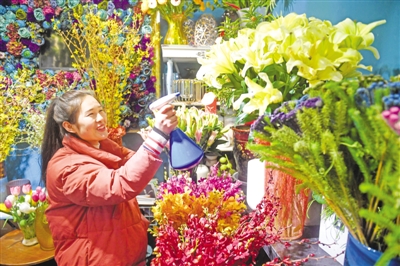 <p>　　2月6日，在银川市镕妃花艺店，店员马丽正在打理鲜花。春节期间，正是鲜花消费的高峰期。</p>