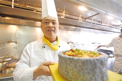 <p>　　2月9日，厨师李太意展示刚刚做好的麻婆豆腐。他给顾客张罗团圆宴的同时，却没时间给家人炒个菜。</p>