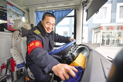 <p>　　2月5日，银川公交公司32路公交车海宝车场，司机谢新宪利用10分钟休息时间将车厢内擦拭一新，迎接乘客。</p>