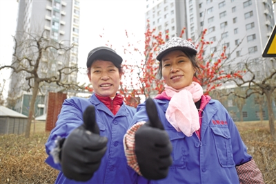 <p>　　为了让居民干干净净过新年，这个春节，小区保洁员火高莲（左）、陈学琴每天都上班。</p>