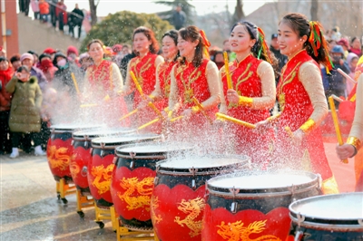 <p>　　　　2月11日，在山东青岛崂山区王哥庄贺新春民间文艺展演活动上，社区居民表演《龙鼓闹春》。</p>