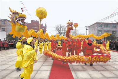 <p>　　　　2月11日，江西九江市都昌县阳峰乡金星村村民在舞龙。</p>