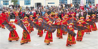 <p>　　　　2月11日，广西靖西市一支民俗表演队在表演。</p>