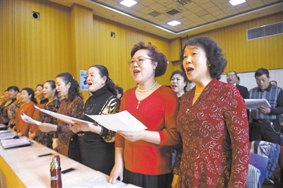 <p>　　2月13日，市民在惠农区文化馆市民学校参加合唱培训。</p>