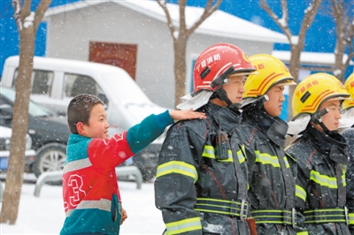 <p>　　图为小男孩为消防员擦雪。</p><p>　　本报通讯员　王福贵　摄</p>
