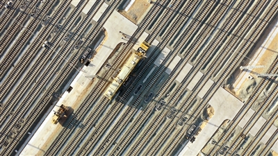 <p>　　银西高铁银川动车运用所，捣固机正在轨道上施工作业。</p>