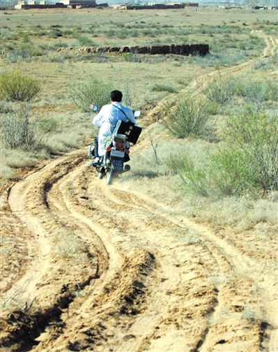 <p>　　2006年11月2日，马玉鹏骑着摩托车，赶往8公里外的张记场村出诊。</p><p>　　（资料图片）</p>