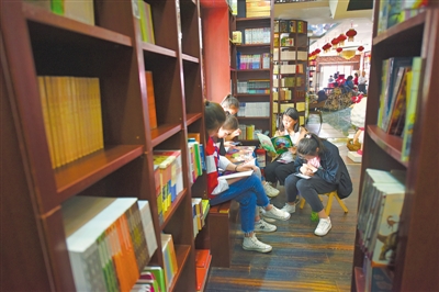 <p>　　4月23日，市民在银川市新华书店书香苑分店里读书。当日，为吸引读者，新华书店各门店图书八折出售。</p><p>　　本报记者　白茹　摄　</p>