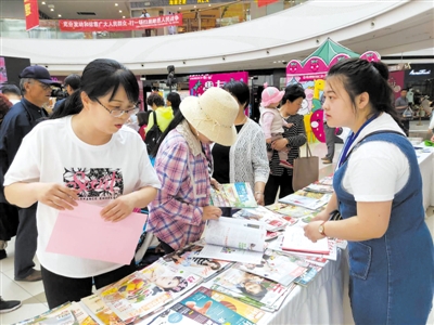 <p>　　4月23日，银川市西夏区举行世界读书日全民阅读系列活动。图为在万达广场，图书馆工作人员向市民推荐书籍。本报记者　张晓慧　摄　</p>