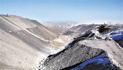 <p>　　整治前的神华宁煤集团汝箕沟上一上二采区。（资料照片）</p>