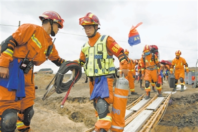 <p>　　通往“灾区”道路损毁，救援人员搭建梯桥通行。</p>