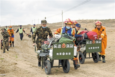 <p>　　救援队伍携带救援装备和物资徒步赶赴建筑倒塌区域。</p>