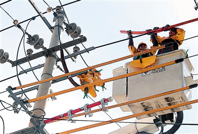 <p>　　5月29日，国网贺兰县供电公司电力工人在该县立岗镇立新村实施大旁路综合不停电作业。本报记者　马越　摄　</p>