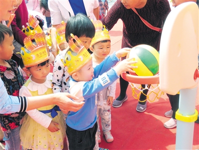 <p>　　5月30日，银川市兴庆区东方社区的孩子们，在父母的陪伴下开心地做游戏。本报记者　张唯　摄　</p>