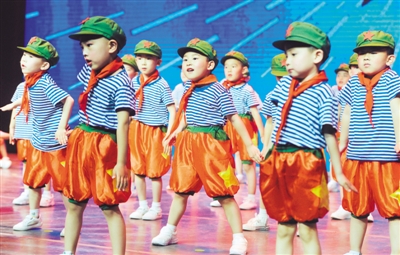 <p>　　5月31日，银川市邮电幼儿园的小朋友们正在表演舞蹈《学习雷锋好榜样》。　本报记者　王晓龙　摄　</p>