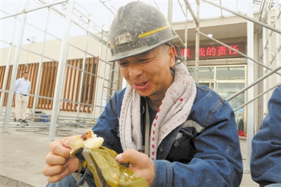 <p>　　　　6月4日，国家能源集团宁夏煤业金凤煤矿工人吃到煤矿工会送来的粽子。</p>