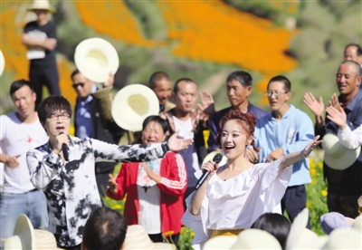 <p>　　歌手组合玖月奇迹在彭阳金鸡坪与当地民众联欢。</p>
