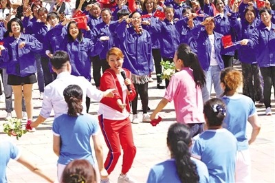 <p>　　歌手乌兰图雅在隆德县观庄乡前庄村广场与群众现场互动。</p>