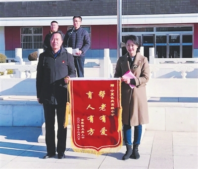 “老人摔倒扶与不扶？”当这一讨论让许多人纠结时，银川3名学生的“勇敢”行为让金致信及其家人既感动又感激。2019年11月15日，家住银川市兴庆区石油城小区的87岁老人金致信在宁夏长庆高级中学操场门口附近的宣传长廊行走时，因边走边看在操场上活动的学生而不慎摔倒，无法起身。就在老人感到无助时，高二（5）班的王俊超、田乐康、柴念进收操回教室时发现了他，3人毫不犹豫跑过来，合力将老人扶起来，还帮老人拍掉了身上的尘土。在确定老人身体无大碍后，3人才匆匆离开。老人后到医院检查，右前臂骨折。为了向3名学生致谢，老人的家人给学校送来锦旗和感谢信。宁夏长庆高级中学授予3名学生助人为乐“最美校园学子”称号。　　（陈勇）