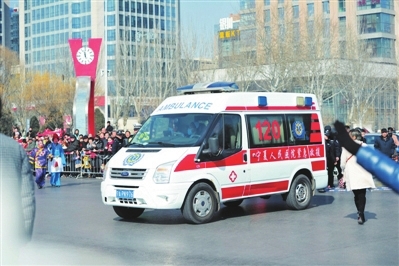 2019年2月19日，正值农历元宵佳节，一年一度的全城社火大巡游再次登场。11时许，当社火巡游队伍沿银川市北京路由西向东走到正源街十字路口时，突然从路边两侧围观人群身后传来刺耳的急救鸣笛声。紧接着，路两侧围观人群在交警组织下迅速让出一条通道，巡游队伍也随即停下来，两辆救护车鸣笛疾速穿过巡游通道。随后巡游正常进行，整个过程用时20秒。面对生命通道，大家保持高度默契，没有过多协调，更没有拖延，就像是在巡游队伍中穿插了一次救护演练。本报头版刊发这条图片新闻后，引来很多读者和网友点赞。有网友评论：“在20秒让出救护通道的爱心接力中，让我们看到公众对社会公德意识的集体默契，这才是一座城市文明的表现。”（马骋）