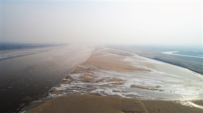 <p>　　黄河石嘴山市惠农区境内，滩涂河湾处已经结冰。										　　　　　　　　　　　　　　　　　本报记者　钱建忠　摄</p>