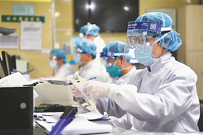 <p>　　深夜时分，宁夏医科大学总医院急诊科医护人员仍在接诊会诊。</p>
