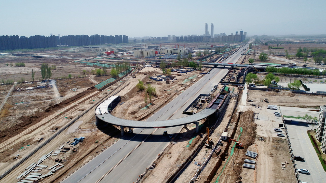 高架桥犹如一道彩虹横跨于道路两旁.