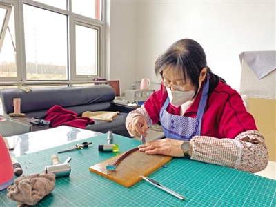 <p>　　手工匠人谭雪勤在制作皮具。</p>