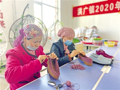 <p>　　手工编织车间的工人正在编织凉鞋。</p>