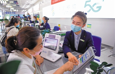  p> 中国移动银川开发区营业厅里,营业员宋成正在为用户办理业务.