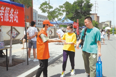 <p>　　7月7日，银川高级中学考点，志愿者为考生送上饮用水。　本报记者　张唯　摄</p>