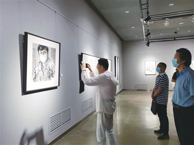 7月7日，由宁夏书画院主办的抗疫主题作品展在宁夏图书馆二楼西部美术馆开展。本次展览参与画家共17位，展出作品50余幅，展览将持续至7月14日。本报记者  马荣  摄