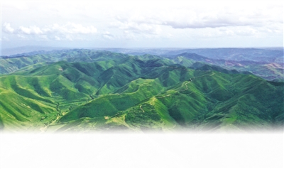 <p>　　连绵山峰染绿滴翠。</p>