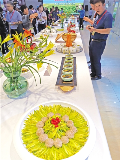 <p>　　盐池宾馆创立的50道黄花菜菜品吸引了区内外游客。</p>
