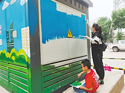 <p>　　7月21日，吴忠市利通区胜利镇朝阳社区志愿者美化家园。为助力吴忠市创建全国文明城市，朝阳社区组织青少年志愿者为辖区各小区变电箱、井盖绘制绿色、健康、环保主题画，提升居民生活幸福感。　　　　　　　　　　　　　　　　　　　　　　　　本报记者　马照刚　摄</p>