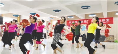 <p>　　老年大学崇安社区分校成立当天，提前报名的学员跳起了舞蹈。</p><p>　　本报记者　鲁延宏　摄</p>